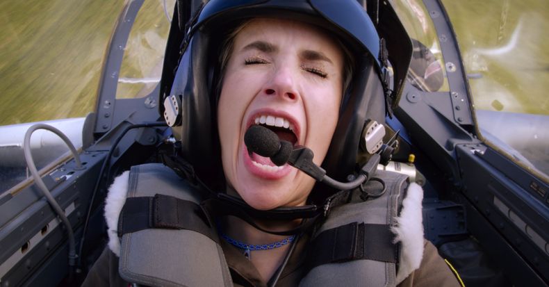 En esta imagen proporcionada por Amazon, Emma Roberts en una escena de Space Cadet. (Eric Liebowitz/Prime Video via AP)