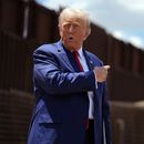ARCHIVO – El entonces candidato presidencial y expresidente Donald Trump habla en la frontera con México, el 22 de agosto de 2024, en Sierra Vista, Arizona. (AP Foto/Evan Vucci, Archivo)