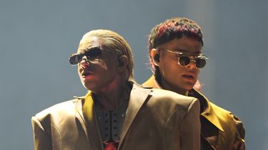 CA7RIEL, a la derecha, y Paco Amoroso se presentan durante su concierto en la Ciudad de México, el viernes 15 de agosto de 2025. (Foto AP/Fernando Llano)