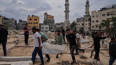Dolientes cargan con los restos mortales de un palestino muerto por ataques israelíes durante la guerra con Hamás, tras recuperarlo de entre los escombros, en su funeral en Nuseirat, Gaza, el 29 de septiembre de 2026. (AP Foto/Jehad Alshrafi)