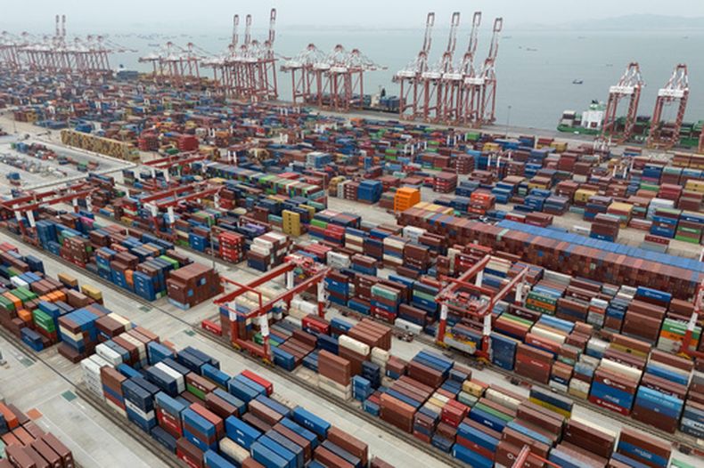 ARCHIVO - Contenedores de mercancías, listos para su envío, en el puerto de Guangzhou, en el distrito de Nansha, en la provincia china de Guangdong, el 17 de abril de 2025. (AP Foto/Ng Han Guan, archivo)