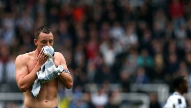americateve | El capit&aacute;n de Chelsea, John Terry, se seca el rostro con la camiseta tras perder 2-0 ante Newcastle en la liga Premier el s&aacute;bado, 2 de noviembre de 2013, en Newcastle, Inglaterra. (AP Photo/Scott Heppell)