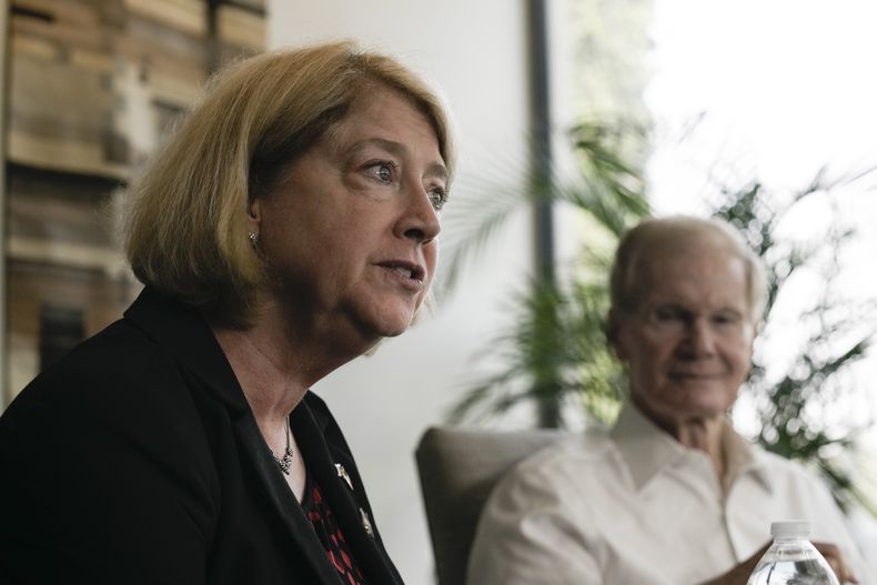 La administradora adjunta Pamela Melroy y el administrador de la NASA Bill Nelson asisten a una conferencia de prensa en la residencia del embajador de Estados Unidos, en la Ciudad de México, el martes 23 de abril de 2024. Nelson y Melroy, ambos exastronautas, pasaron dos horas conversando con el presidente Andrés Manuel López Obrador el martes. (Foto AP/Marco Ugarte)
