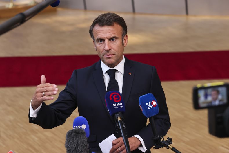 El presidente de Francia, Emmanuel Macron, habla con periodistas durante la tercera cumbre UE-CELAC que reúne a líderes de la UE y la Comunidad de Estados Latinoamericanos y Caribeños, en Bruselas, Bélgica, el martes 18 de julio de 2023. (Foto AP/Francois Walschaerts)
