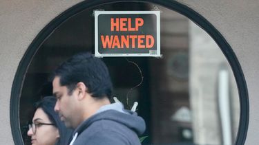 Un aviso en un restaurante que busca personal en San Francisco el 18 de abril del 2023. (AP foto/Jeff Chiu)