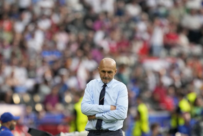 El director técnico de la selección nacional de Italia, Luciano Spalletti reacciona durante el partido de la ronda de octavos de final entre Suiza e Italia en la Euro 2024 en Berlín, Alemania, el sábado 29 de junio de 2024. (AP Foto/Antonio Calanni)