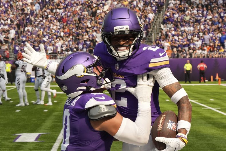 Isaiah Rodgers (2), cornerback de los Vikings de Minnesota, celebra su anotación con el linebacker Ivan Pace Jr. durante la primera mitad del partido de la NFL en contra de los Bengals de Cincinnati el domingo 21 de septiembre de 2025, en Minneapolis. (AP Foto/Mike Stewart)