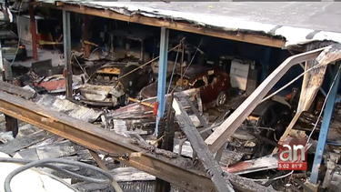 voraz incendio destruye taller de autos en miami dejando 2 vehiculos calcinados