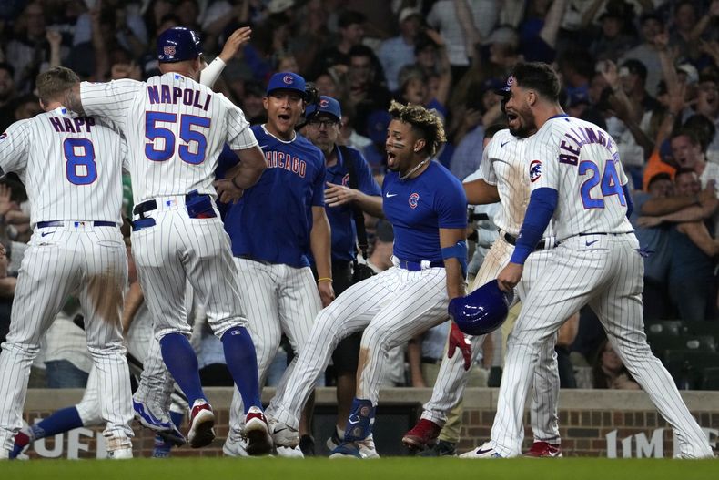 Christopher Morel, segundo desde la derecha, celebra con sus compañeros de equipo después de batear jonrón de tres carreras en contra de los Medias Blancas de Chicago durante la novena entrada del juego de béisbol, el miércoles 16 de agosto de 2023. Los Cachorros ganaron 4-3. (AP Foto/Nam Y. Huh)