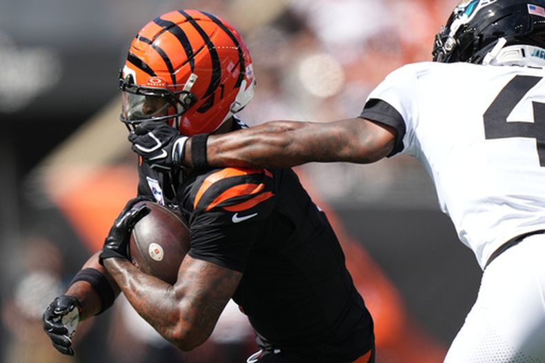 El cornerback de los Jaguars de Jacksonville Jarrian Jones recibe una penalización por jalar la máscara del receptor de los Bengals de Cincinnati Jamarr Chase en el encuentro del domingo 4 de octubre del 2026. (AP Foto/Joshua A. Bickel)