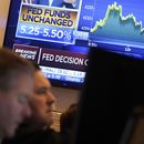 ARCHIVO - Una pantalla muestra los ajustes a la tasa de la Fed, en la Bolsa de Valores de Nueva York, el 1 de noviembre de 2023. (AP Foto/Richard Drew, archivo)