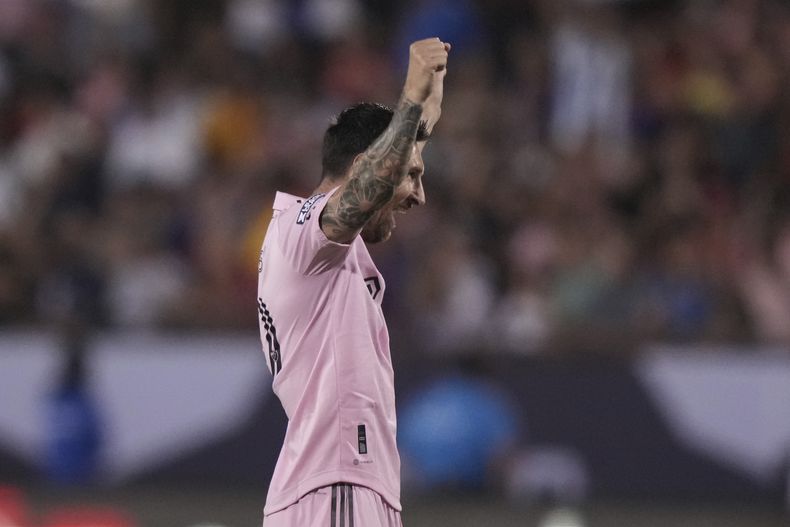 Lionel Messi del Inter Miami celebra tras anotar un gol ante FC Dallas en la Leagues Cup, el domingo 6 de agosto de 2023, en Frisco, Texas. (AP Foto/LM Otero)