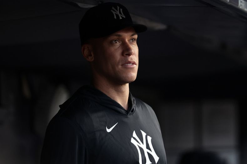 Aaron Judge, de los Yankees de Nueva York, observa desde la banca durante la tercera entrada de un partido de béisbol contra los Dodgers de Los Ángeles, el viernes 17 de julio de 2026, en Nueva York. (Foto AP/Adam Hunger)