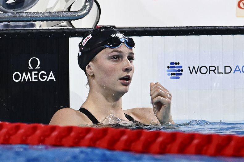ARCHIVO - La canadiense Summer McIntosh reacciona después de competir en las eliminatorias de prueba de 200 metros mariposa en el tercer día de los Campeonatos Mundiales de Curso Corto, en Budapest, Hungría, el jueves 12 de diciembre de 2024. (AP Foto/Denes Erdos, Archivo)