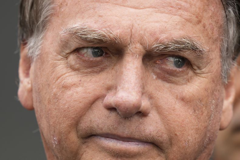 El expresidente de Brasil, Jair Bolsonaro, deja temporalmente su arresto domiciliario para recibir tratamiento médico, el domingo 14 de septiembre de 2025, en Brasilia. (AP Foto/Eraldo Peres)
