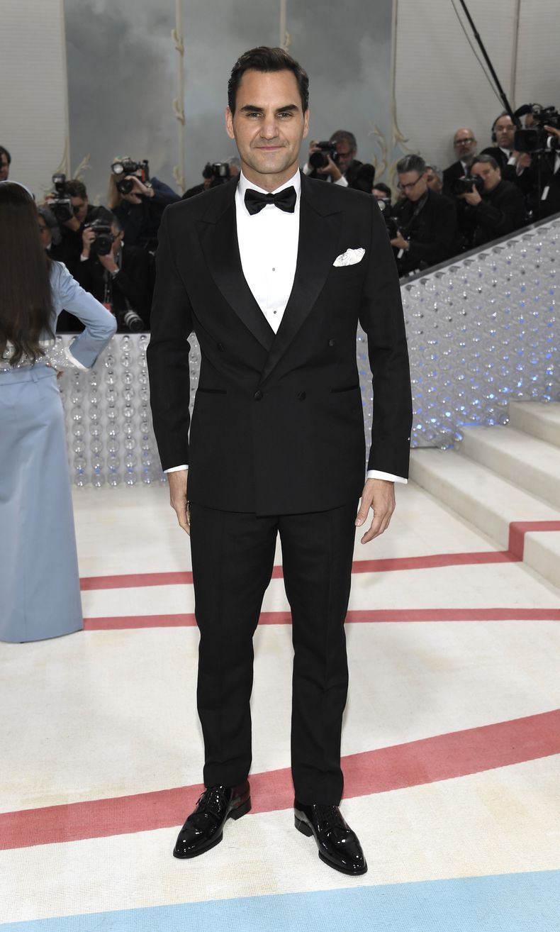 Roger Federer llega a la gala del Instituto del Vestido del Museo Metropolitano de Arte para celebrar la inauguración de la exposición Karl Lagerfeld: A Line of Beauty el lunes 1 de mayo de 2023 en Nueva York. (Foto Evan Agostini/Invision/AP)