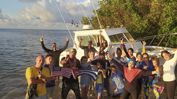 familia de balseros cubanos llega a estados unidos a bordo de una lancha rapida