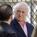 ARCHIVO - El actor Jerry Adler llega al funeral de James Gandolfini, estrella de Los Soprano, en la Catedral de San Juan el Divino de Nueva York, el jueves 27 de junio de 2013. (AP Foto/Richard Drew, archivo)