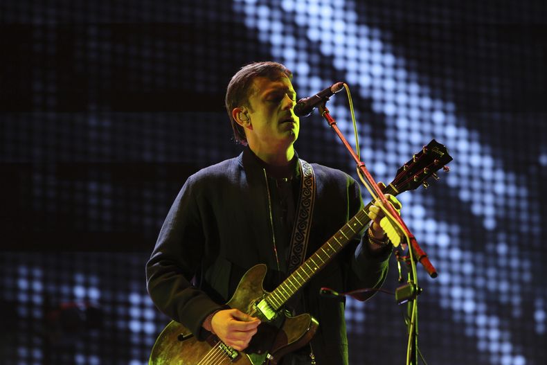 Caleb Followill vocalista de la banda estadounidense Kings of Leon durante su presentación en el Festival Vive Latino en la Ciudad de México el domingo 17 de marzo de 2024. (Foto AP/Ginnette Riquelme)
