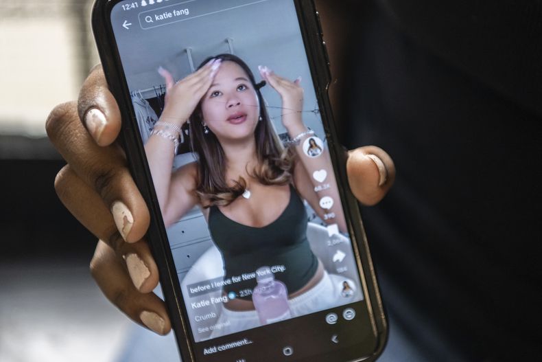 ARCHIVO - Mia Hall, de 14 años, mira videos de la influencer Katie Fang GRWM en Tik Tok el jueves 29 de agosto de 2024 en el distrito del Bronx de Nueva York. (Foto AP/Brittainy Newman, archivo)