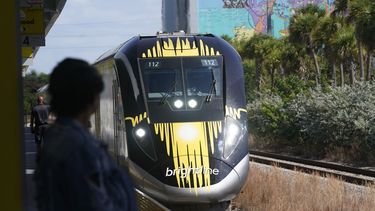 Un tren de Brightline llega a la estación de Fort Lauderdale el viernes 8 de septiembre de 2023, en Fort Lauderdale, Florida. (AP Foto/Marta Lavandier)