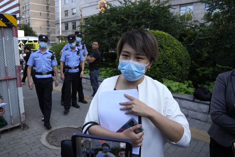 ARCHIVO - Teresa Xu, una mujer soltera que reclama el derecho a congelar sus óvulos, habla con los periodistas tras la audiencia en el Tribunal Popular de Chaoyang, en Beijing, el 17 de septiembre de 2021. (AP Foto/Ng Han Guan, Archivo)