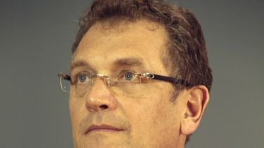 americateve | El secretario general de la FIFA, Jerome Valcke, escucha atento durante una conferencia de prensa luego de una inspecci&oacute;n del estadio Arena da Amazonia en Manaos, Brasil, el domingo 16 de febrero de 2014. Valcke afirm&oacute; el lunes 17 de febrero