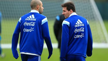 americateve | El jugador de la selecci&oacute;n de Argentina y el Barcelona, Lionel Messi, derecha, observa durante un entrenamiento con la selecci&oacute;n el lunes, 17 de noviembre de 2014, en Carrington, Inglaterra. (AP Photo/Mike Egerton/PA) UNITED KINGDOM OUT