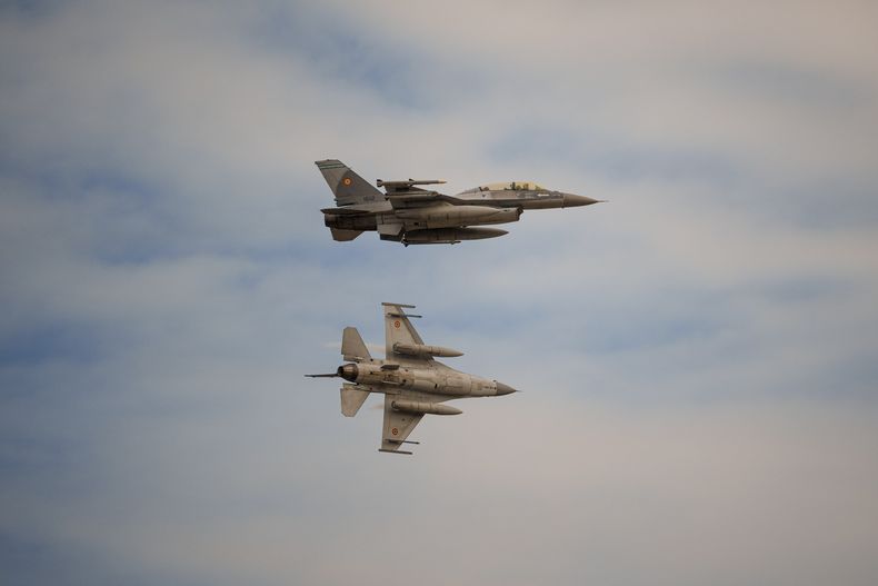 Aviones de combate F-16 de la Fuerza Aérea de Rumania vuelan sobre la base aérea militar Baza 86, en las afueras de Fetesti, Rumania, el lunes 13 de noviembre de 2023. (Foto AP/Andreea Alexandru)
