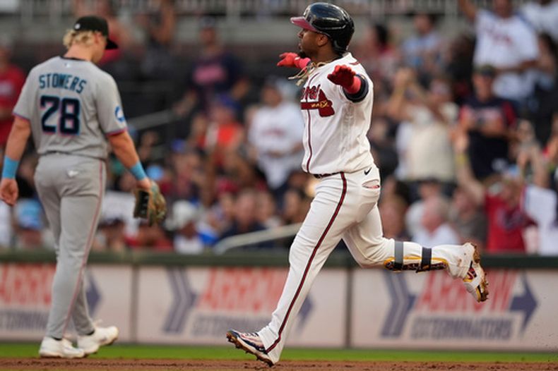 Ozzie Albies (1), de los Bravos de Atlanta, celebra su jonrón solitario en la segunda entrada de un partido de béisbol contra los Marlins de Miami, el martes 4 de agosto de 2026, en Atlanta. (Foto AP/Mike Stewart)