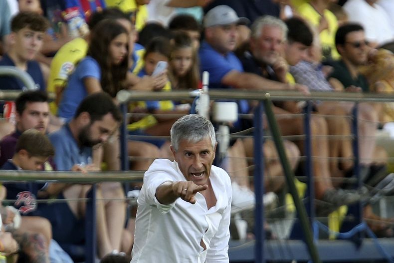 El técnico del Villarreal Quique Setién durante el partido contra Barcelona en la Liga española, el domingo 27 de agosto de 2023. (AP Foto/Alberto Saiz)