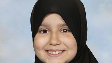 Foto sin fecha suministrada por la policía de Surrey que muestra a Sara Sharif, una niña de 10 años que fue asesinada en Gran Bretaña. Su padre y su madrastra han sido hallados culpables. (Policía de Surrey via AP)