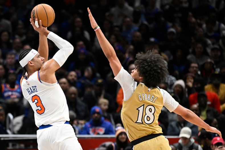 Josh Hart (3), de los Knicks de Nueva York, lanza ante la defensa de Kyshawn George (18), de los Wizards de Washington, durante la primera mitad de un juego de baloncesto de la NBA el martes 3 de febrero de 2026, en Washington. (AP Photo/John McDonnell)