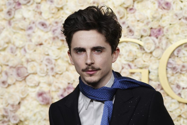 Timothee Chalamet llega a la 82ª edición de los Globos de Oro el domingo 5 de enero de 2025 en el Beverly Hilton de Beverly Hills, California. (Foto Jordan Strauss/Invision/AP)