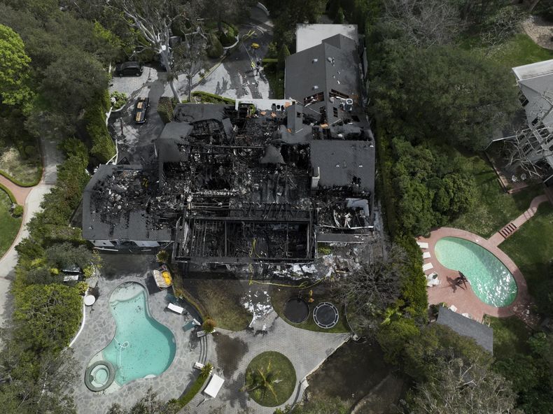 Una vista aérea de una casa dañada por un incendio que aparentemente pertenece a Cara Delevingne, el viernes 15 de marzo de 2024, en la sección Studio City de Los Ángeles. (Foto AP/Jae C. Hong)