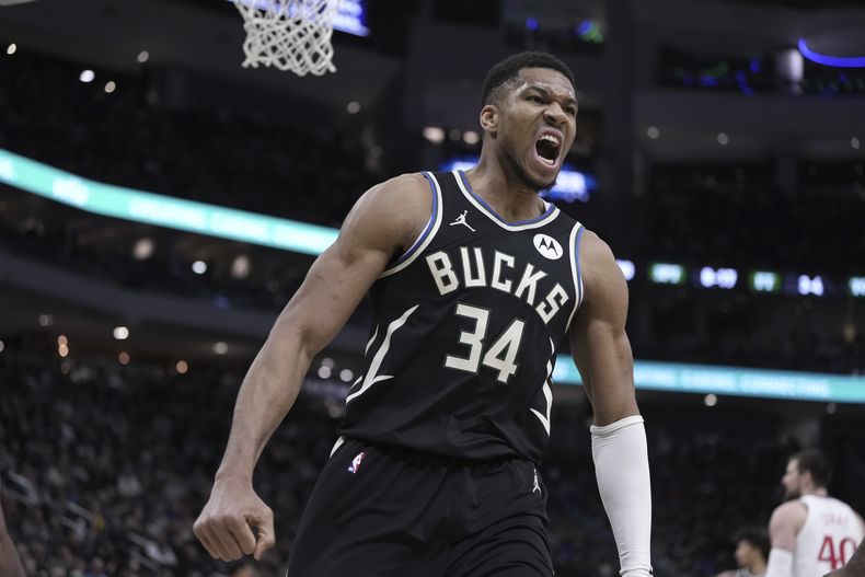 Giannis Antetokounmpo, de los Bucks de Milwaukee, reacciona durante la primera mitad de un partido de baloncesto de la NBA, el jueves 20 de febrero de 2025, en Milwaukee. (AP Foto/Morry Gash)