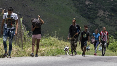 Olvidar el miedo: el peligroso viaje a pie de migrantes sin visa hacia el Darién y EEUU