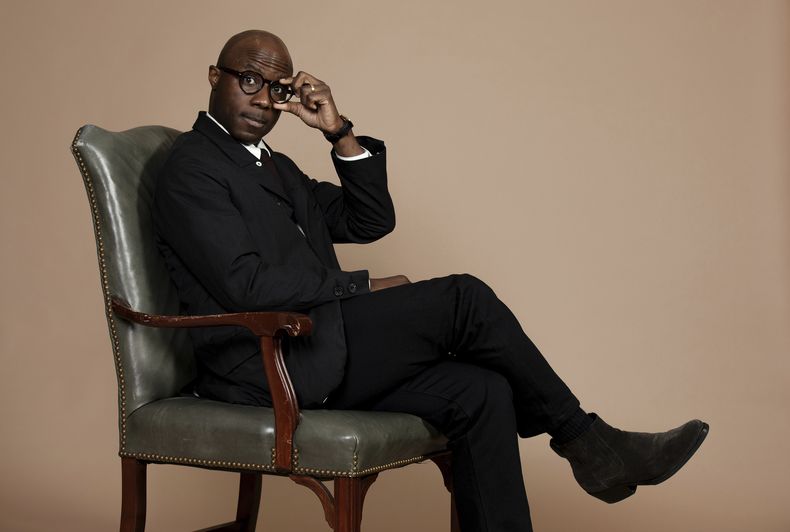 El cineasta Barry Jenkins posa para un retrato para promover la película Mufasa el lunes 9 de diciembre de 2024 en Los Ángeles. (Foto Rebecca Cabage/Invision/AP)