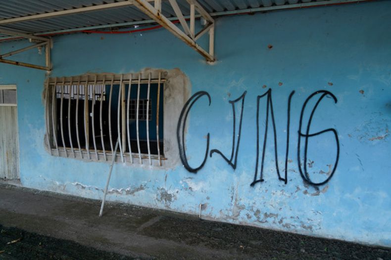 ARCHIVO - Las siglas CJNG del Cártel Jalisco Nueva Generación cubren la fachada de una casa abandonada en El Limoncito, Michoacán, México, el 30 de octubre de 2021. (Foto AP/Eduardo Verdugo, archivo)