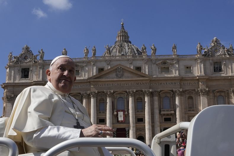 El Papa Francisco sale al final de la misa del Domingo de Ramos en la Plaza de San Pedro en el Vaticano, el domingo 24 de marzo de 2024. (AP Foto/Alessandra Tarantino)