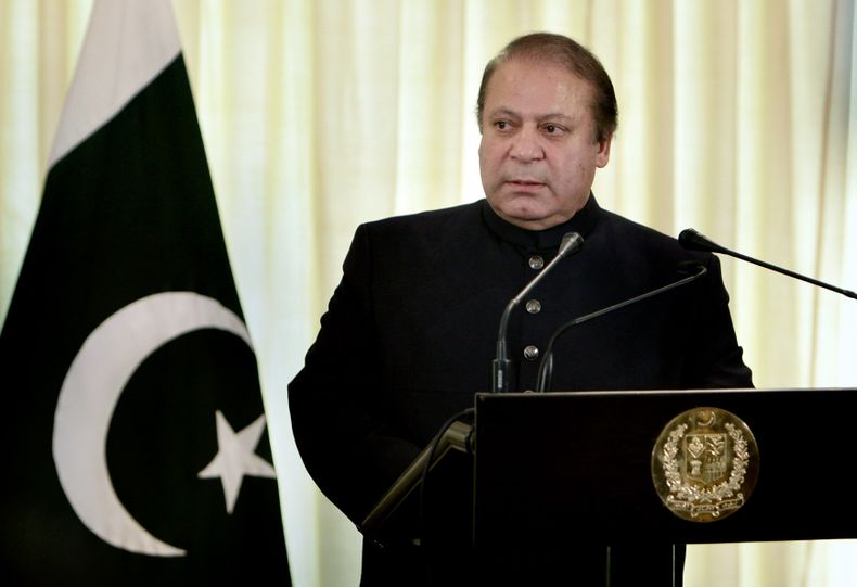El primer ministro de Pakist&aacute;n Nawaz Sharif en una foto de archivo del 26 de agosto del 2013 hace una pausa durante una conferencia de prensa en Islamabad, Pakist&aacute;n con el presidente afgano Hamid Karzai. Estados Unidos ha decidido entregar d