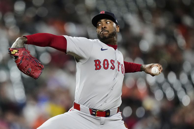 El lanzador relevista de los Medias Rojas de Boston, el cubano Aroldis Chapman, lanza durante la novena entrada de un juego de béisbol contra los Orioles de Baltimore, el miércoles 27 de agosto de 2025, en Baltimore. (AP Photo/Stephanie Scarbrough)