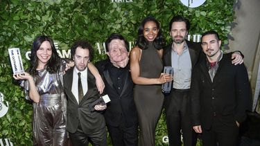 Vanessa McDonnell, de izquierda a derecha, Aaron Schimberg, Adam Pearson, Gabriel Mayers, Sebastian Stan y Mike Marino posan con el premio a la mejor película por A Different Man durante los Premios Gotham en Cipriani Wall Street el lunes 2 de diciembre de 2024. en Nueva York. (Foto Evan Agostini/Invision/AP)