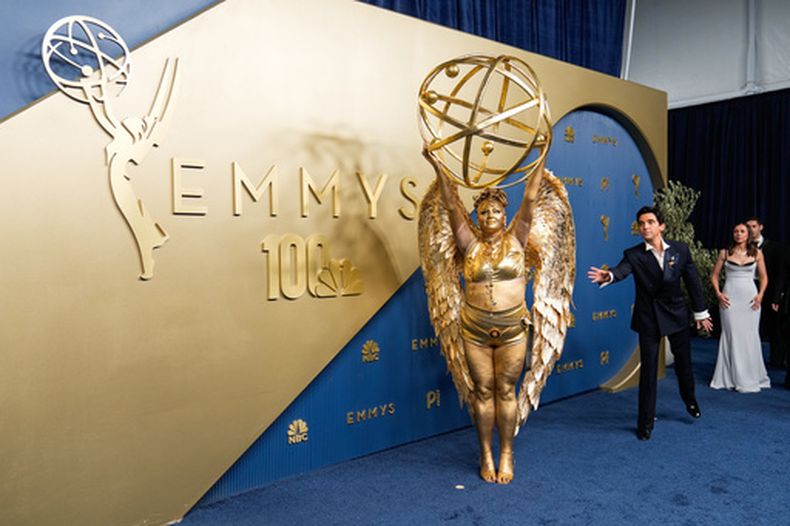 Meg Stalter, izquierda, y Paul W. Downs llegan a la 78.ª edición de los premios Emmy el lunes 14 de septiembre de 2026, en el Peacock Theater de Los Ángeles. (Foto AP/Mark J. Terrill)
