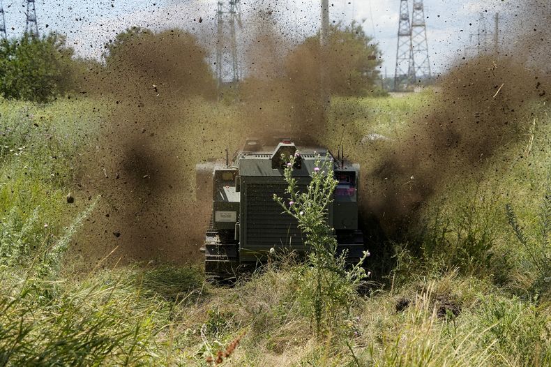 ARCHIVO - Un vehículo robótico militar ruso detona una mina terrestre en una misión de remoción de minas en Mariúpol, en el este de Ucrania, el 13 de julio de 2022. Esta foto fue tomada durante un viaje organizado por el Ministerio de Defensa de Rusia. (AP Foto, Archivo)