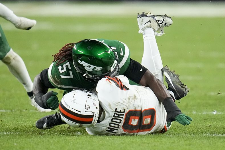 El wide receiver Elijah Moore, de los Browns de Cleveland, resultó lesionado en una jugara en contra de los Jets de Nueva York cuando el linebacker C.J. Mosley lo derribó durante el partido de la NFL el jueves 28 de diciembre de 2023, en Cleveland. Moore pasó la noche en un hospital tras la lesión en esta jugada. (AP Foto/Sue Ogrocki)