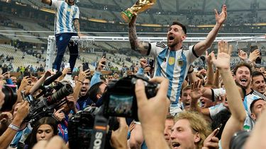 ARCHIVO - Lionel Messi alza el trofeo de la Copa del Mundo tras vencer a Francia en la final, el 18 de diciembre de 2022, en Lusail, Qatar. (AP Foto/Martin Meissner)
