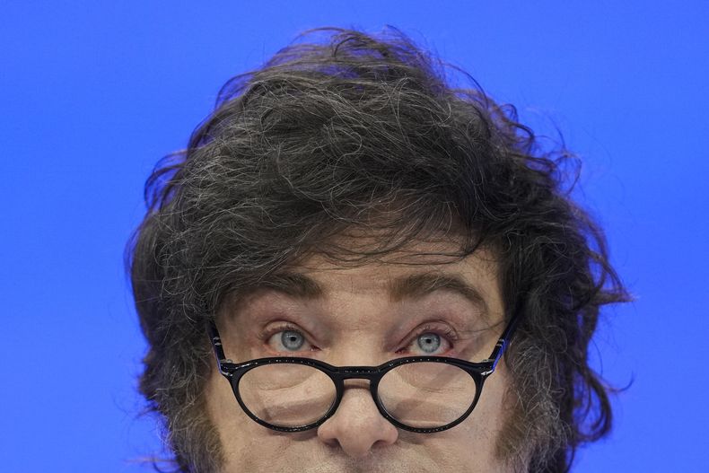El presidente de Argentina, Javier Milei, da un discurso en el encuentro anual del Foro Económico Mundial, en Davos, Suiza, el jueves 23 de enero de 2025. (AP Foto/Markus Schreiber)