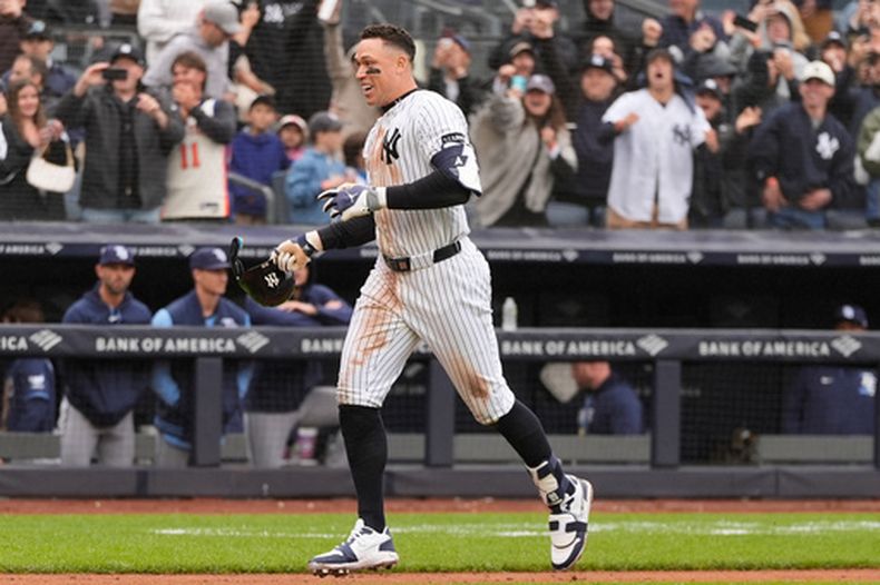 Aaron Judge, de los Yankees de Nueva York, reacciona tras conectar un jonrón de dos carreras para dejar en el terreno al rival durante la novena entrada de un partido de béisbol contra los Rays de Tampa Bay, el domingo 24 de mayo de 2026, en Nueva York. (Foto AP/Seth Wenig)