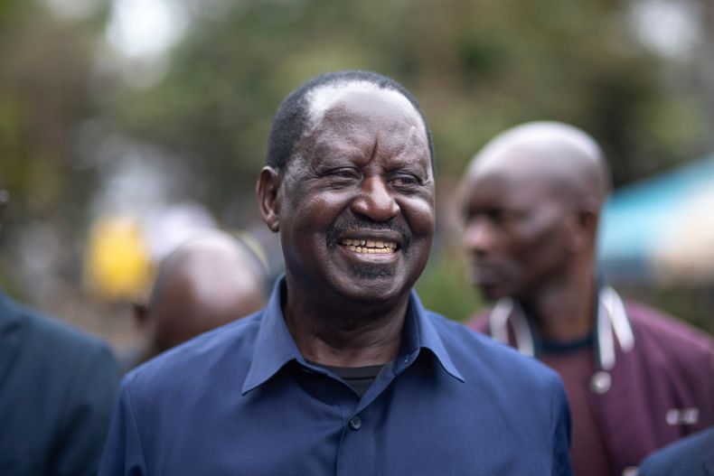 ARCHIVO - El aspirante a la presidencia de Kenia Raila Odinga llega para asistir a la misa de domingo en la iglesia de San Francisco en Nairobi, Kenia, el 14 de agosto de 2022. (AP Foto/Mosaab Elshamy, Archivo)